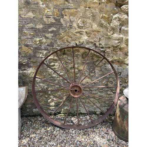 1071 - A pair of metal cart wheels, and a milk churn (3)