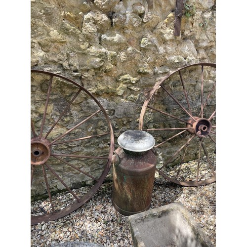 1071 - A pair of metal cart wheels, and a milk churn (3)