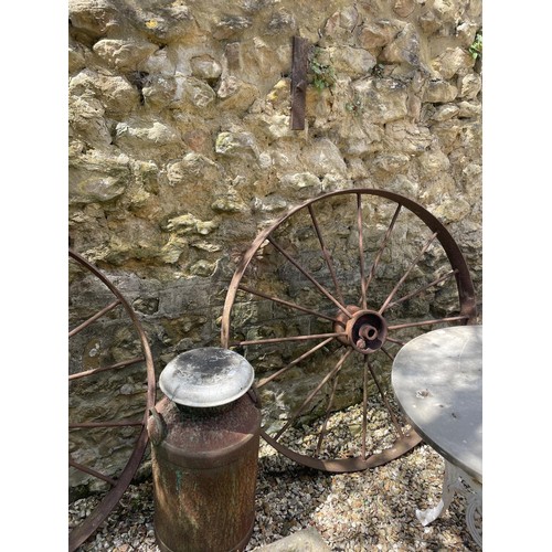 1071 - A pair of metal cart wheels, and a milk churn (3)