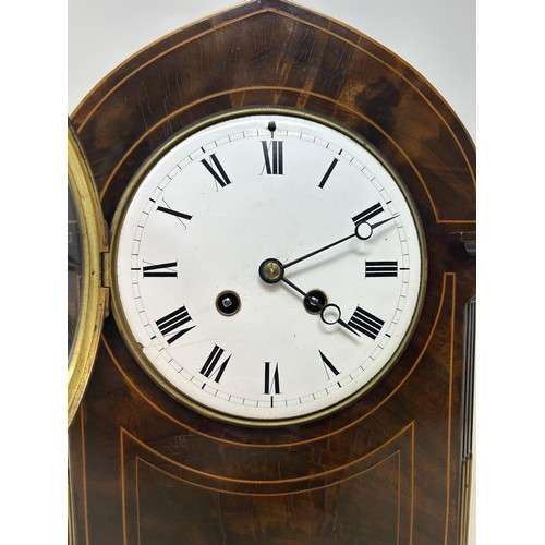 827 - A mantel clock, the 14 cm enamel dial with Roman numerals, to a twin train eight day movement, strik... 