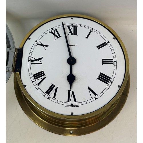 831 - A ships bulkhead style clock, in a brass case, 28 cm diameter