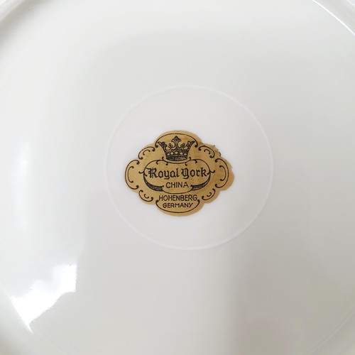 584 - Three porcelain plates, with the American Presidential crest apllied within a border of Stars and St... 