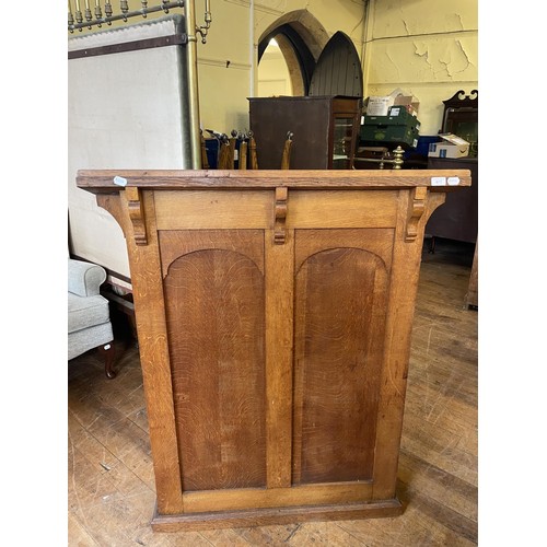 978 - An oak lectern, 102 cm wide