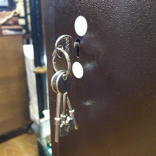 882 - A gun cabinet, with keys, 29 cm wide