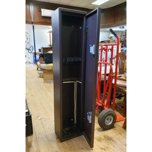 882 - A gun cabinet, with keys, 29 cm wide