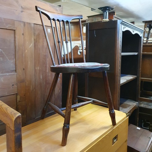 921 - A mahogany pedestal desk, 137 cm wide, a two drawer chest, and three chairs (5)