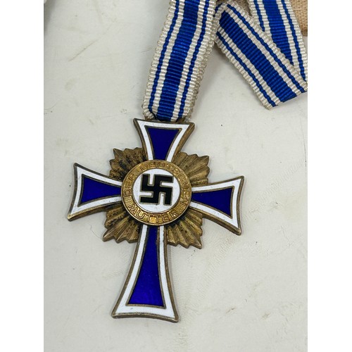 585 - A Third Reich Mothers medal, and assorted Third Reich style related items (box)