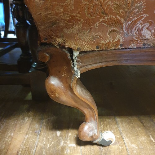 903 - A 19th century walnut framed button back chaise longue, with a carved pierced back, on cabriole legs... 