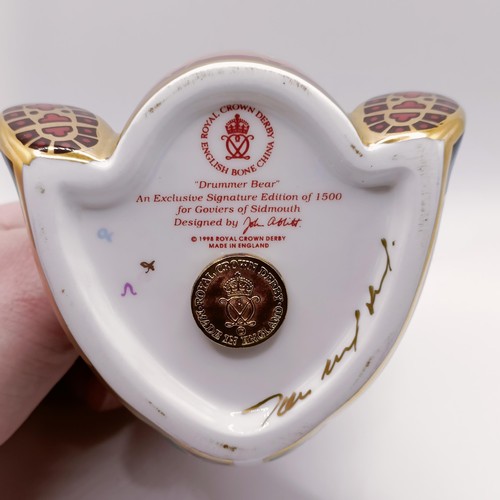 621 - A Royal Crown Derby limited edition paperweight, Harbour Seal, 144/4500, 14 cm wide, with a certific... 