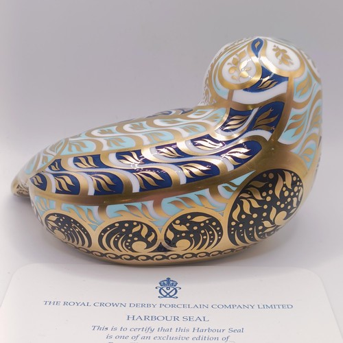 621 - A Royal Crown Derby limited edition paperweight, Harbour Seal, 144/4500, 14 cm wide, with a certific... 