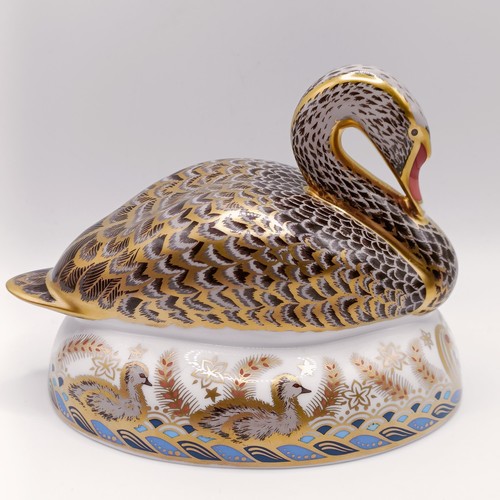 628 - A Royal Crown Derby limited edition paperweight, Golden Jubilee Black Swan, 420/2002, 10 cm high, wi... 