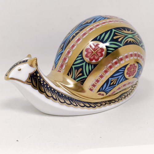 634 - A Royal Crown Derby limited edition paperweight, Garden Snail, 1510/4500, 7 cm high, with a certific... 