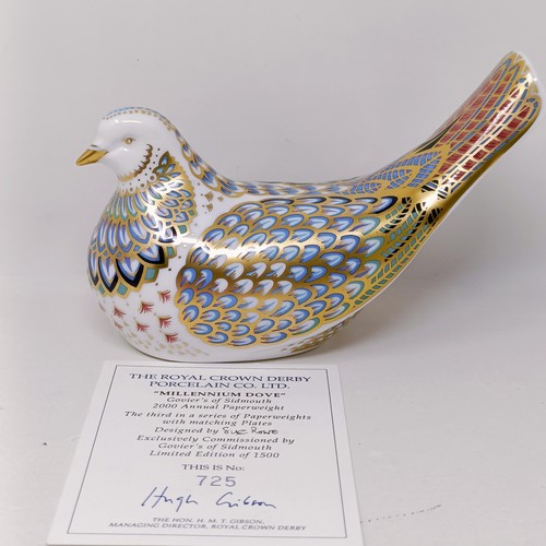 638 - A Royal Crown Derby limited edition paperweight, Millennium Dove, 725/1500, 15 cm wide, with a certi... 