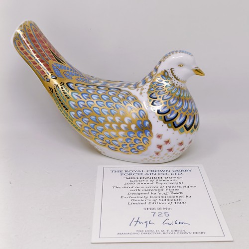 638 - A Royal Crown Derby limited edition paperweight, Millennium Dove, 725/1500, 15 cm wide, with a certi... 