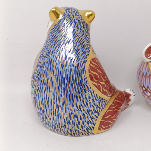 644 - A Royal Crown Derby paperweight, Honey Bear, 11 cm high, boxed, and a cockerel, 9 cm high, boxed (2)... 