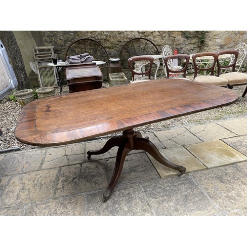 887 - A mahogany tilt top breakfast table, crossbanded in rosewood, the top 67 x 102 cm