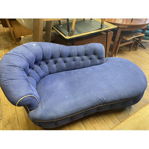 917 - A button back chaise longue