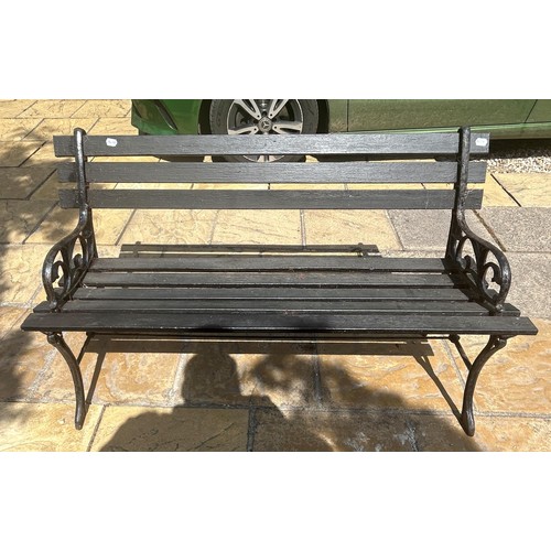 951 - A set of four painted metal and wooden benches, 120 cm wide (4)