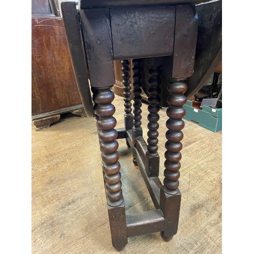 934 - An 18th/19th century oak gateleg table, on bobbin turned legs, 87 cm wide