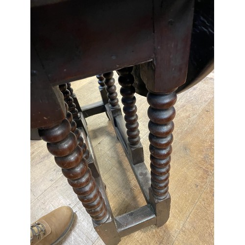 934 - An 18th/19th century oak gateleg table, on bobbin turned legs, 87 cm wide