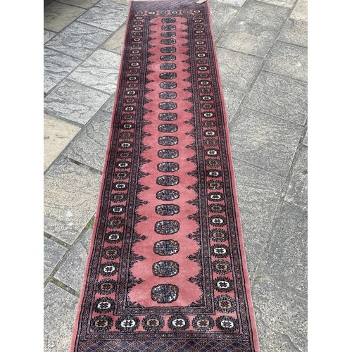 823 - A pink ground runner, 320 x 80 cm