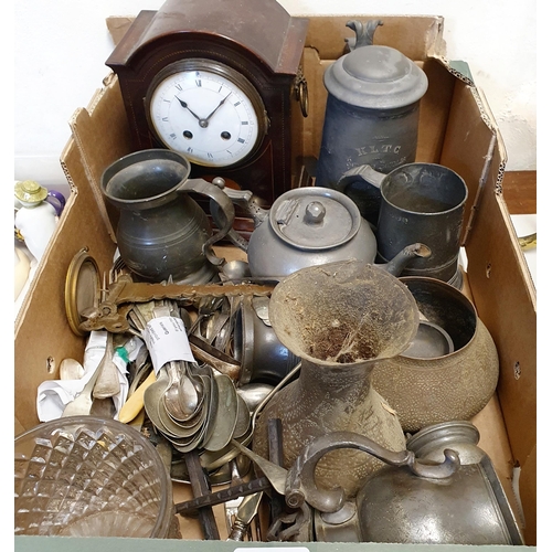 504 - A pewter tankard, a mantel clock, and assorted other items (box)