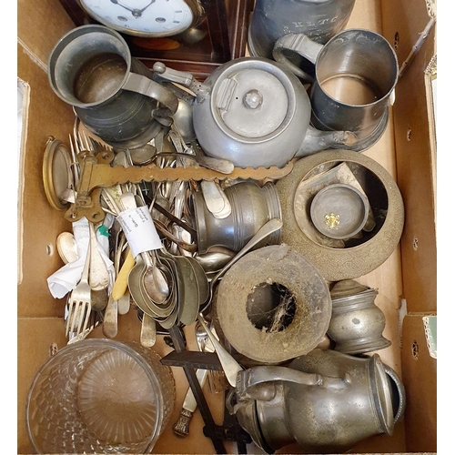 504 - A pewter tankard, a mantel clock, and assorted other items (box)