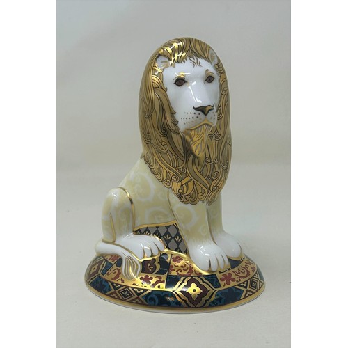 653 - A Royal Crown Derby limited edition paperweight, Heraldic Lion, 172/2000, 16 cm high, with a certifi... 