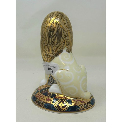 653 - A Royal Crown Derby limited edition paperweight, Heraldic Lion, 172/2000, 16 cm high, with a certifi... 