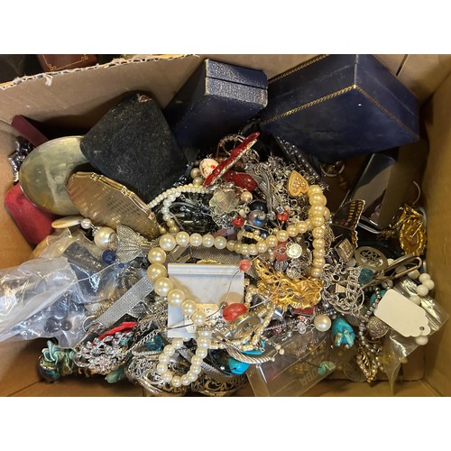 690 - Assorted costume jewellery (box)