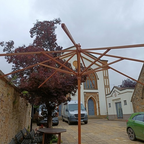 959 - A set of three teak garden chairs, a planter stand, a parasol, and two watering cans (7)