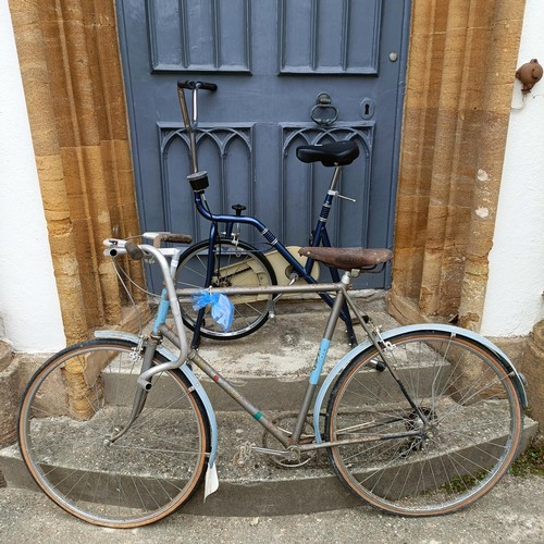 958 - A Maclean bicycle, and an exercise bike (2)