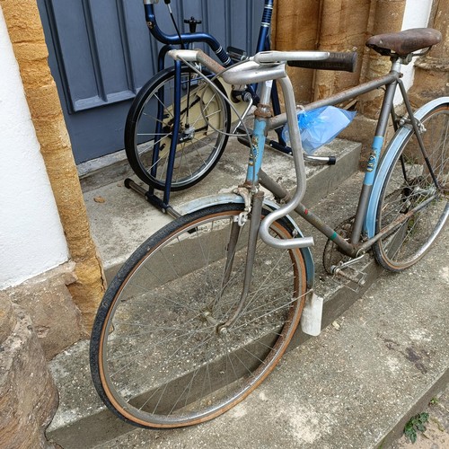 958 - A Maclean bicycle, and an exercise bike (2)