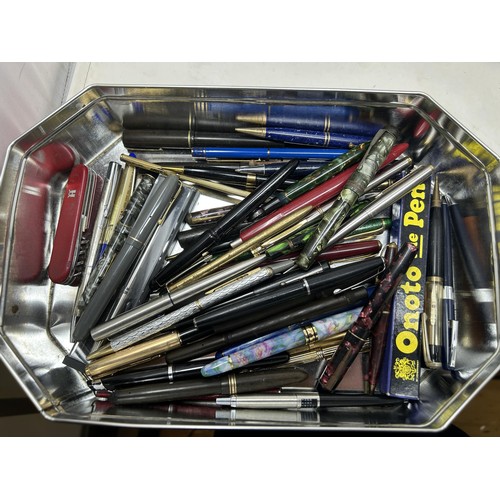 700 - Assorted pens