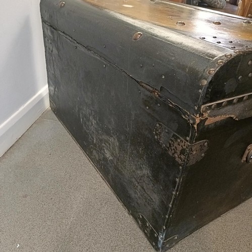 925 - A painted trunk, 80 cm wide