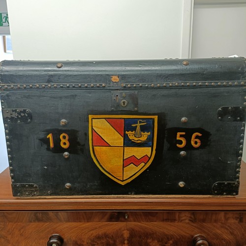 925 - A painted trunk, 80 cm wide