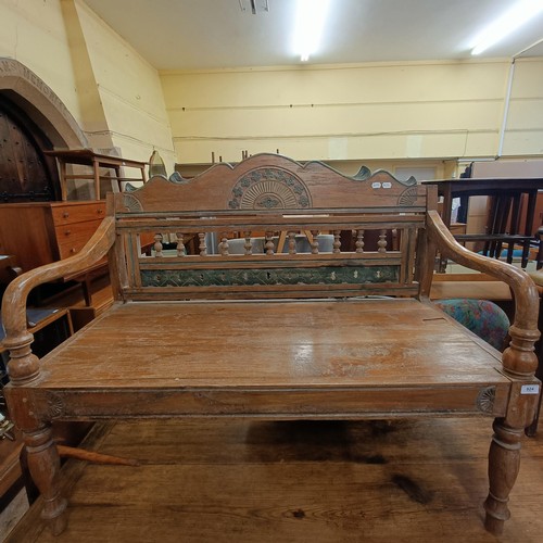 924 - A painted Indonesian settle, 118 cm wide