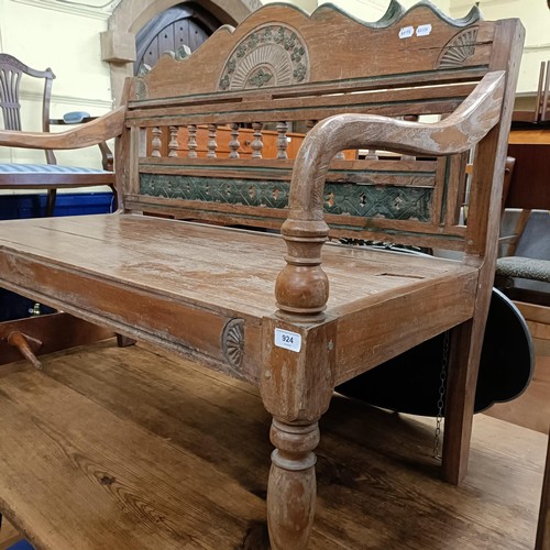 924 - A painted Indonesian settle, 118 cm wide