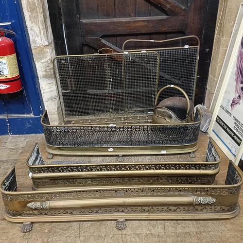 903 - A brass fender, 110 cm wide, two others, two fire grates, and a coal bucket (6)