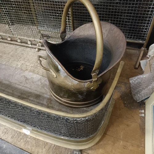 903 - A brass fender, 110 cm wide, two others, two fire grates, and a coal bucket (6)