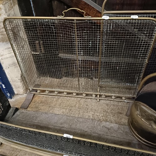 903 - A brass fender, 110 cm wide, two others, two fire grates, and a coal bucket (6)