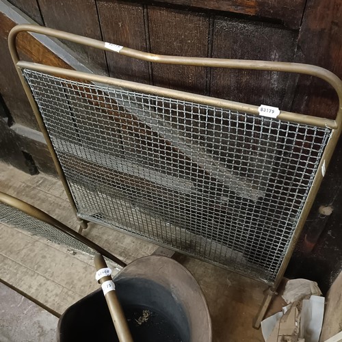 903 - A brass fender, 110 cm wide, two others, two fire grates, and a coal bucket (6)