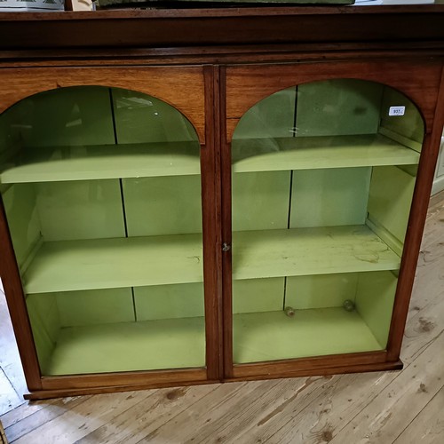 937 - A mahogany bookcase cabinet top, 50 cm wide, a mirror, a spark guard, two lamps and two pictures (8)