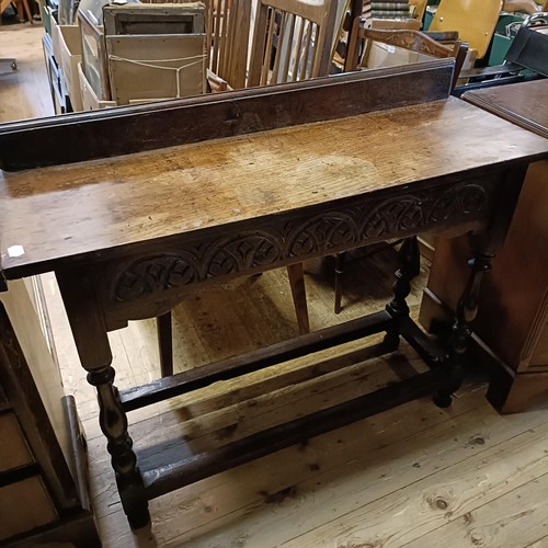 945 - A 20th century mahogany bachelors chest,  74 cm wide, two chest of drawers, an oak side table and co... 