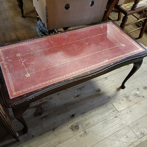 945 - A 20th century mahogany bachelors chest,  74 cm wide, two chest of drawers, an oak side table and co... 