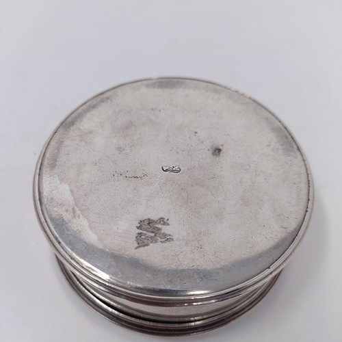 60 - An 18th century silver snuff box, the lid engraved with 'TIME OVERCOMES ALL', makers mark only, 4.8 ... 