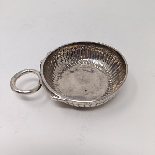 69 - An 18th century French silver wine taster, 2.5 ozt, 10.5 cm wide