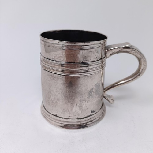 75 - A Queen Anne silver mug, circa 1710, 6.9 ozt, 9.5 cm high