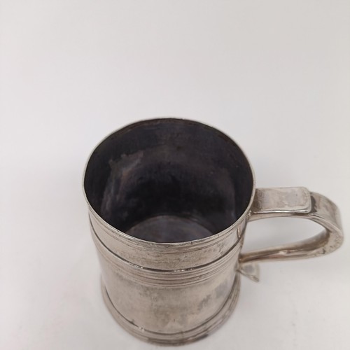 75 - A Queen Anne silver mug, circa 1710, 6.9 ozt, 9.5 cm high