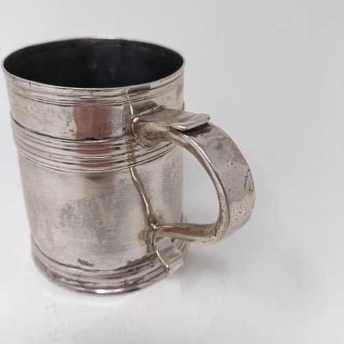 75 - A Queen Anne silver mug, circa 1710, 6.9 ozt, 9.5 cm high